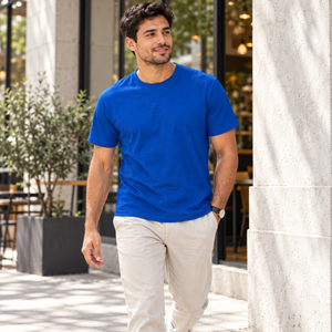 Man wearing the CSW 24/7 Sprint S05650 T-shirt in Royal on a city café terrace