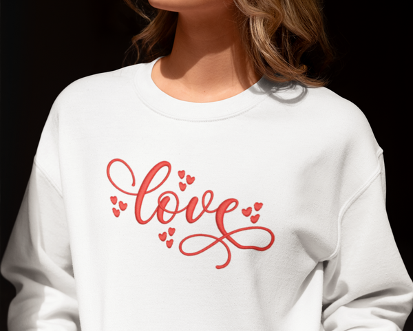 Pull brodé avec amour et coeurs